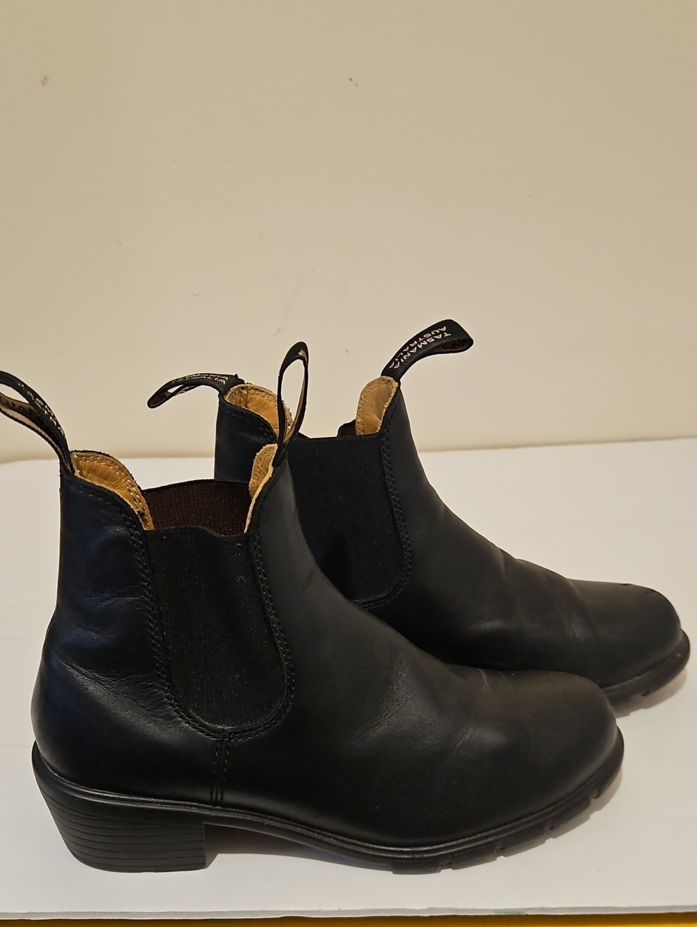 Blundstone 1671 Heeled Black Leather Pull On Chelsea Boots